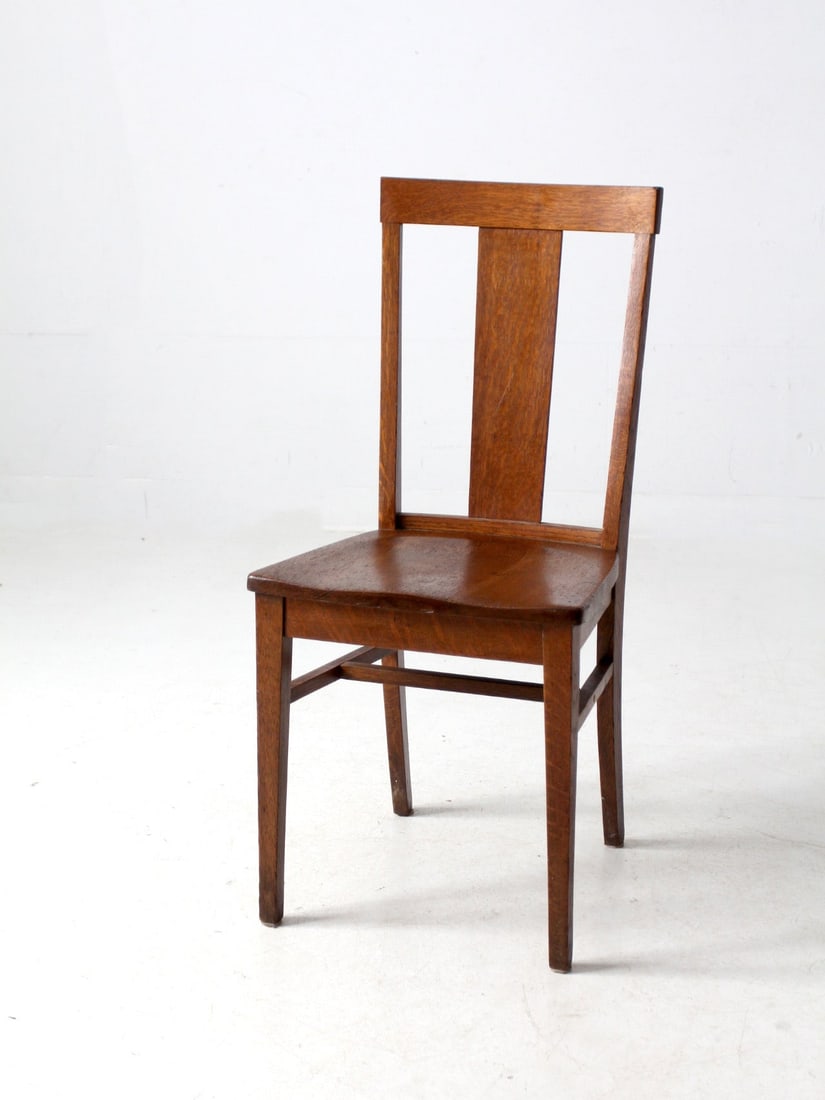 Early 20th Century Antique Mission Oak Chair with Quarter Sawn Back Splat: Early 20th Century Antique Mission Oak Chair with Quarter Sawn Back Splat This Antique Mission Style Oak Chair is a remarkable piece dating back to the early 20th century, showcasing a quarter sawn ba