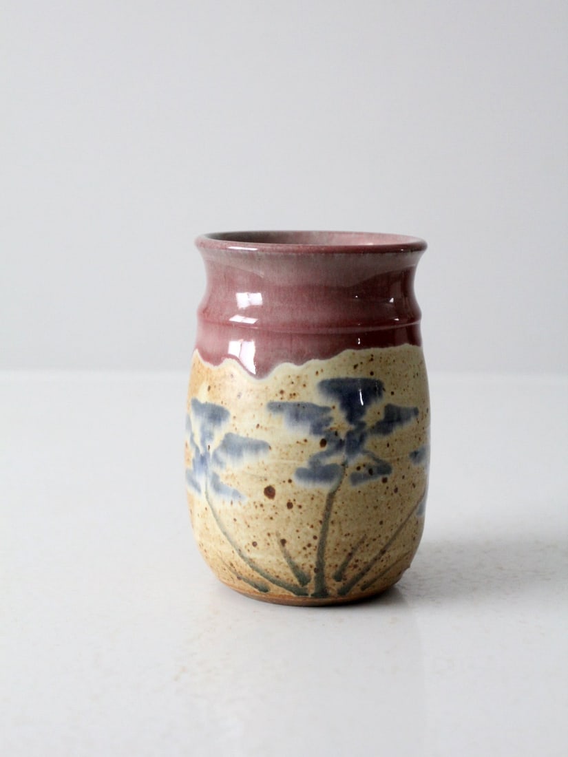 Vintage White River Pottery Vase with Floral Design: Vintage White River Pottery Vase with Floral Design Discover a charming vintage White River Pottery vase, expertly handcrafted with a unique speckled glaze. The design features a delicate mauve dipped