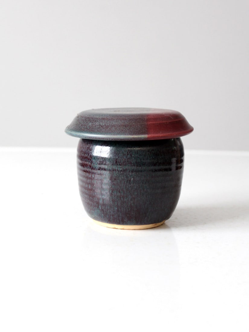 Signed Vintage Studio Pottery Jar Charcoal Raspberry Glaze: Signed Vintage Studio Pottery Jar Charcoal Raspberry Glaze This vintage studio pottery jar showcases the artistry of its creator with a unique charcoal and raspberry glaze. The handmade piece features