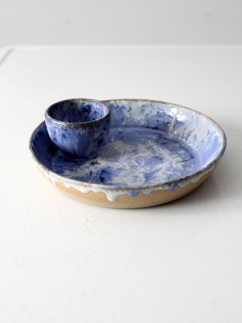 Handmade Vintage Studio Pottery Serving Tray with Bowl Signed Artist: Handmade Vintage Studio Pottery Serving Tray with Bowl Signed Artist This vintage studio pottery serving tray showcases a beautiful handmade design, featuring a striking blue and white sponge swirl gl