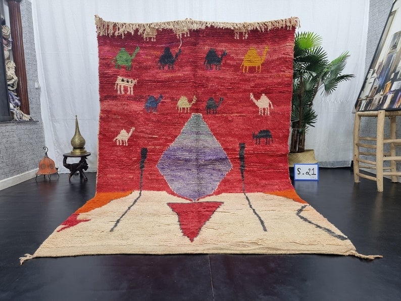 Authentic Handwoven Moroccan Rug 100% Sheep Wool 8 x 5 Feet: Authentic Handwoven Moroccan Rug 100% Sheep Wool 8 x 5 Feet Discover the beauty of the Elegant Authentic Rug, handwoven in the Atlas Mountains by skilled local Berber women weavers. Crafted with tradi