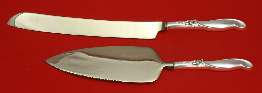 International Sterling Silver Silver Melody Wedding Cake Set 2pc: International Sterling Silver Silver Melody Wedding Cake Set 2pc Celebrate your special day with the elegant Silver Melody Wedding Cake Set by International Sterling. This exquisite 2-piece set featur