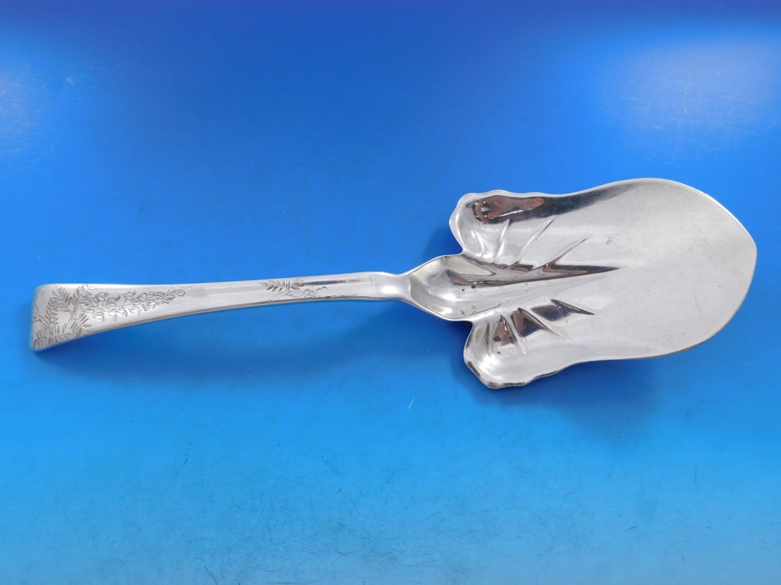 Tiffany Sterling Silver Spade Server Lap Over Edge 10 3/8": Tiffany Sterling Silver Spade Server Lap Over Edge 10 3/8" This exquisite spade server from Tiffany & Co. showcases the iconic Lap Over Edge pattern, featuring an elegant acid etched design with a ble