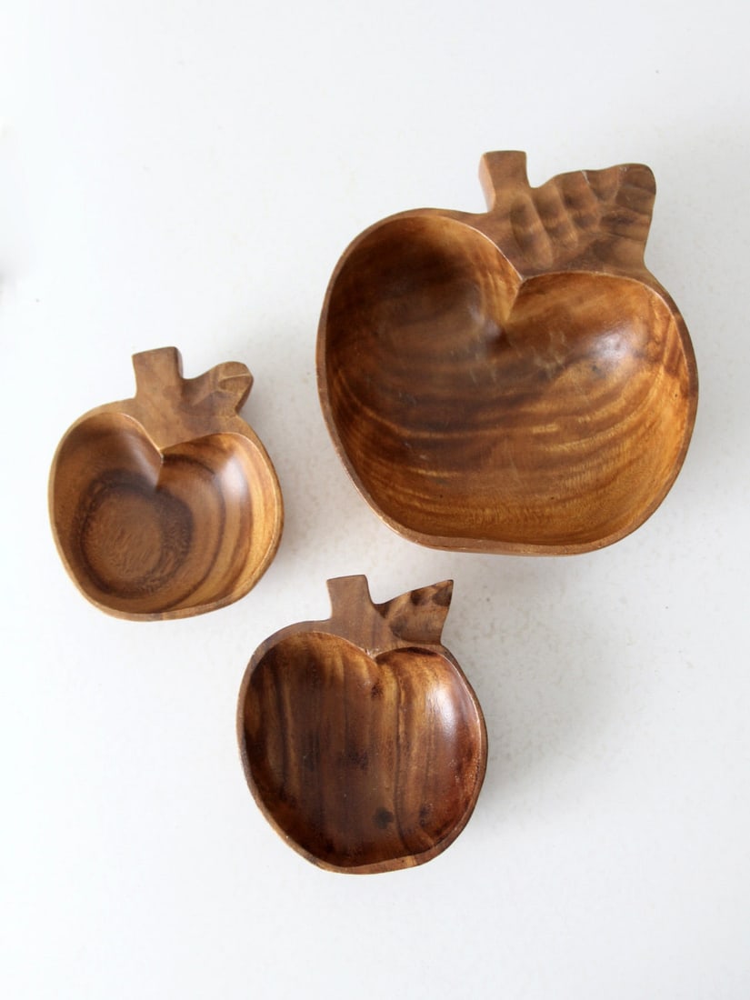 Charming Vintage Apple Shaped Wooden Bowl Set with 3 Pieces: Charming Vintage Apple Shaped Wooden Bowl Set with 3 Pieces Enhance your home decor with this charming vintage set of wooden bowls designed in the shape of apples. This delightful set features one lar