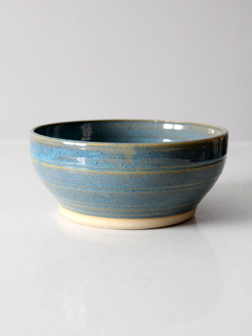Handmade Vintage Studio Pottery Bowl in Blue Gray with Gold Accents: Handmade Vintage Studio Pottery Bowl in Blue Gray with Gold Accents This vintage handmade studio pottery bowl features a beautiful blend of soft blue-gray tones with subtle hints of gold, enhanced by