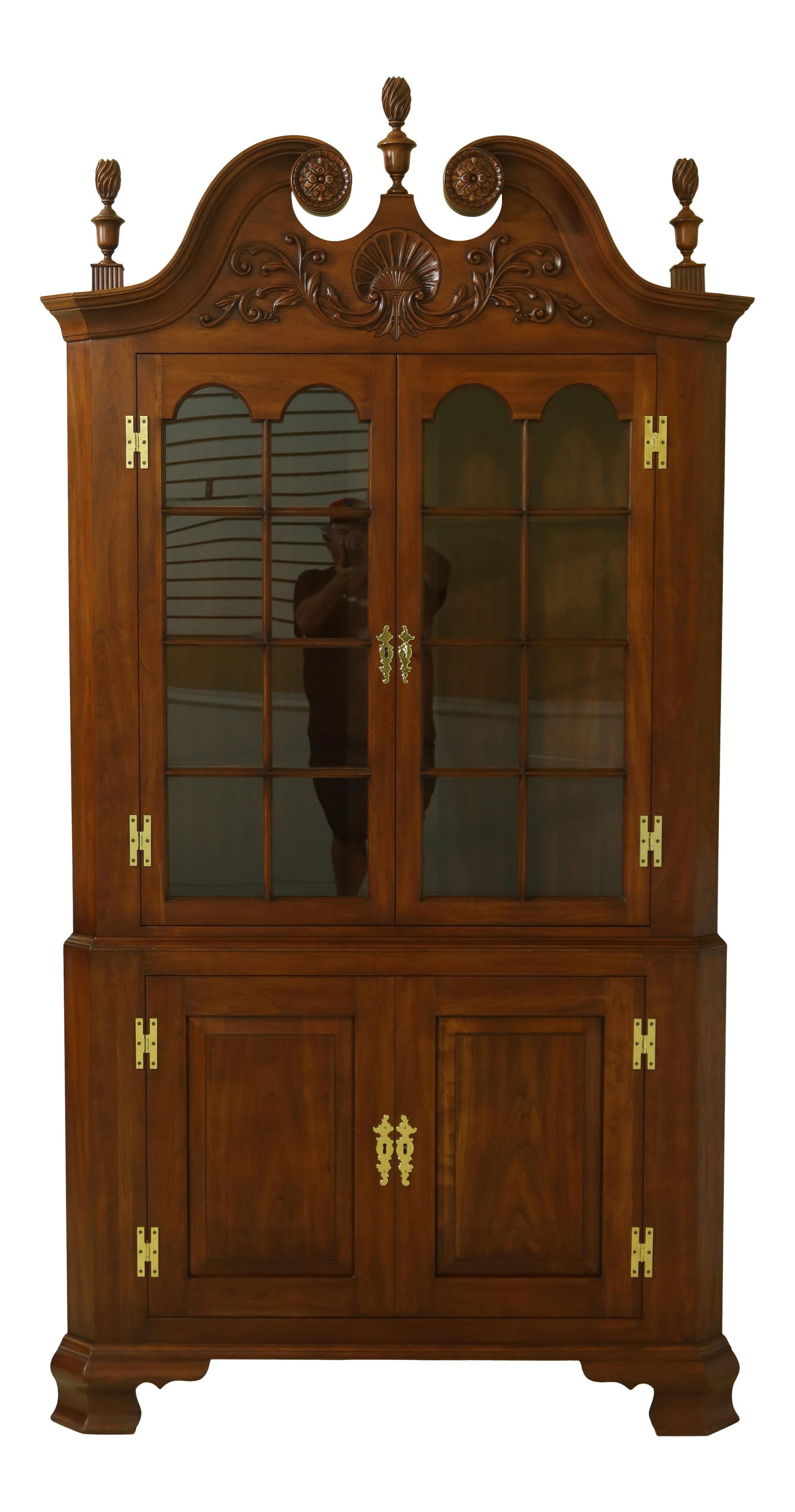 Henkel Harris Chippendale Cherry Welford Corner Cabinet 1993: Henkel Harris Chippendale Cherry Welford Corner Cabinet 1993 This Henkel Harris Chippendale Cherry Welford Corner Cabinet, crafted around 1993, showcases exquisite fine carved details and high-quality