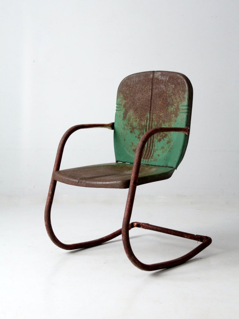 Vintage Mid-Century Metal Patio Chair with Rusted Green Finish: Vintage Mid-Century Metal Patio Chair with Rusted Green Finish This mid-century metal patio chair features a classic "bouncer" frame and a charming green tone. The metal displays a beautiful rusted fi