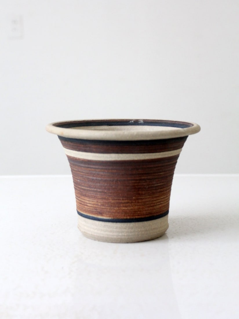 Vintage 1984 Shake Rag Alley Pottery Vase with Fluted Top: Vintage 1984 Shake Rag Alley Pottery Vase with Fluted Top This vintage Shake Rag Alley studio pottery vase, dated 1984, showcases a unique handmade design with a striking glaze in shades of brown, bla