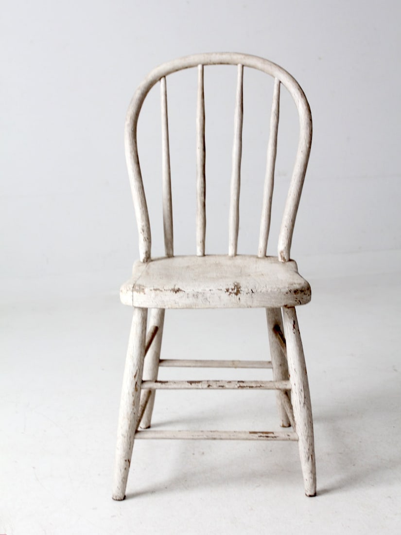 Rustic Antique White Spindle Back Windsor Chair: Rustic Antique White Spindle Back Windsor Chair Discover this charming antique painted spindle back chair, featuring a rustic Windsor style that adds a touch of farmhouse elegance to any space. The ch