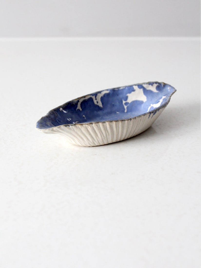 Handmade Vintage Studio Pottery Boat Dish Blue Accent: Handmade Vintage Studio Pottery Boat Dish Blue Accent Discover this charming vintage studio pottery dish, featuring a unique handmade boat shape. The dish showcases a fluted white exterior complemente