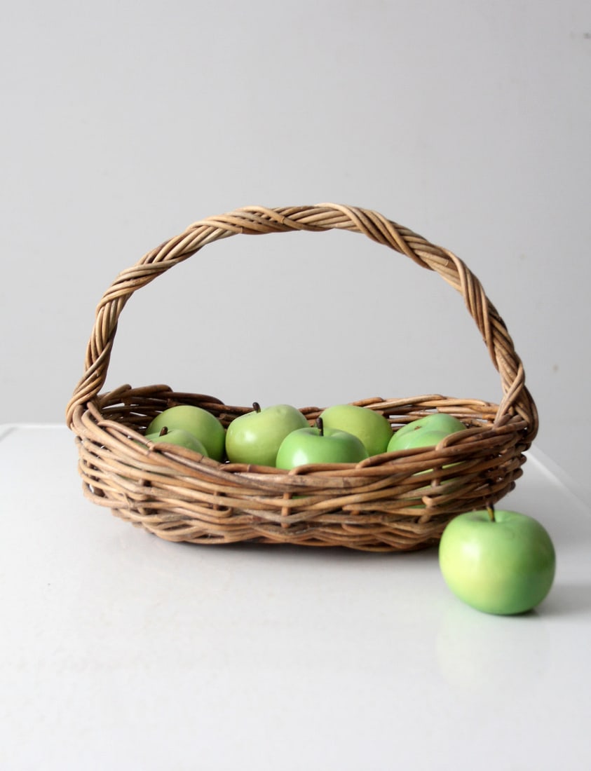 Rustic Vintage Woven Basket 15 x 10.5 x 10 Inch: Rustic Vintage Woven Basket 15 x 10.5 x 10 Inch This charming vintage woven basket is expertly crafted from natural twigs, showcasing a rustic and timeless design. Its oval shape and twisted handle ma