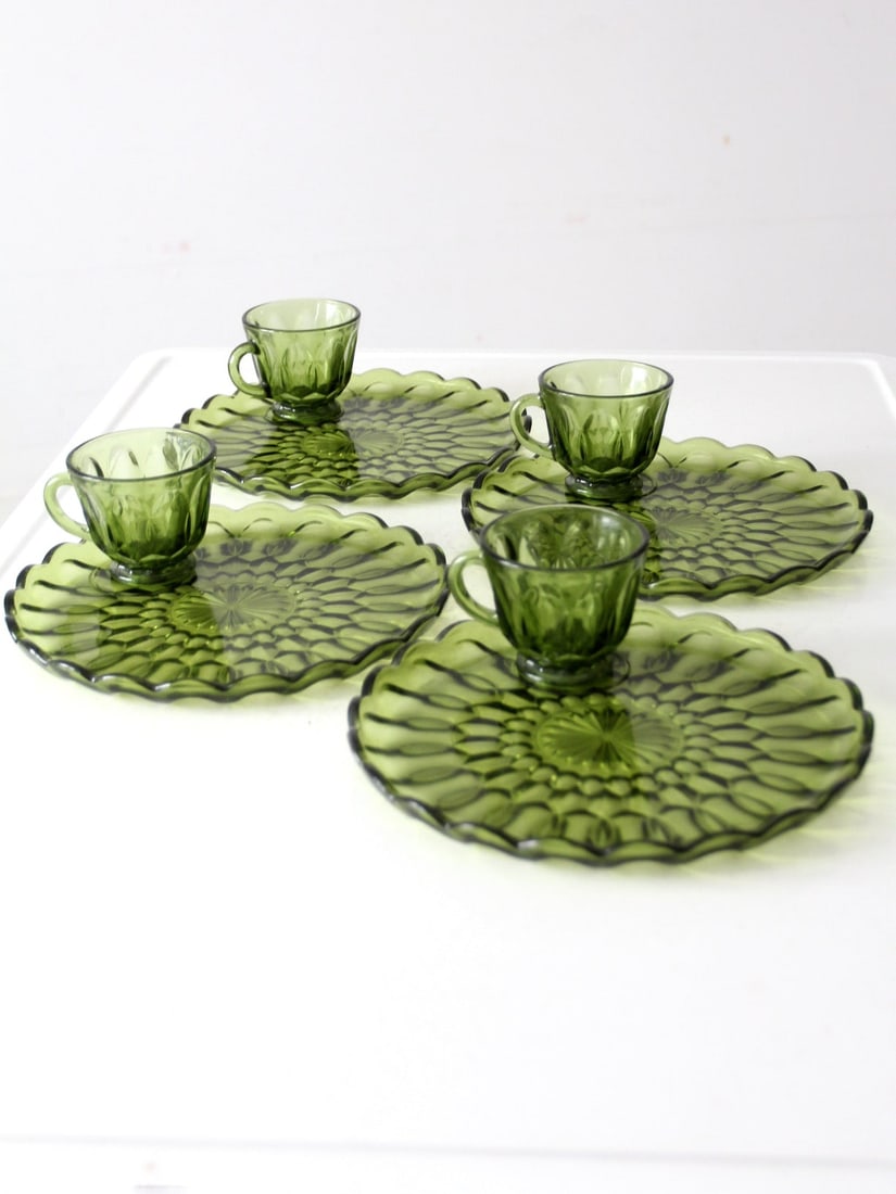 1970s Anchor Hocking Fairfield Avocado Green Snack Plate and Cup Set of 8: 1970s Anchor Hocking Fairfield Avocado Green Snack Plate and Cup Set of 8 This vintage 1970s Anchor Hocking Fairfield glassware set includes 4 snack plates and matching cups in a stylish avocado green