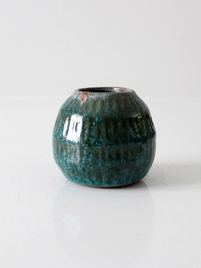 Handcrafted Vintage Studio Pottery Vase in Deep Teal Glaze: Handcrafted Vintage Studio Pottery Vase in Deep Teal Glaze This vintage studio pottery vase showcases a beautifully flowing, organic form with a richly textured surface. The deep teal glossy glaze is