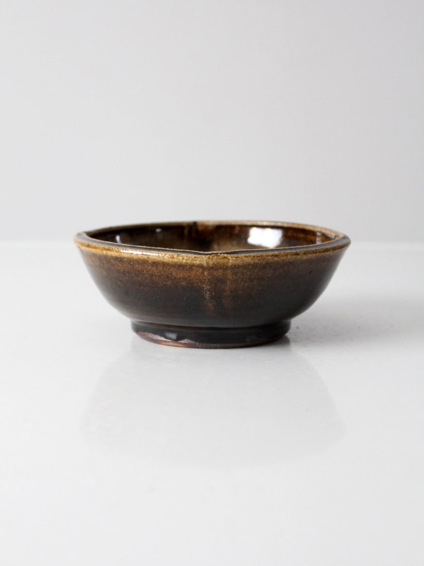 Handmade Vintage Studio Pottery Bowl with Brown Ombre Glaze: Handmade Vintage Studio Pottery Bowl with Brown Ombre Glaze This vintage studio pottery bowl showcases a unique handmade wheel-turned design, accentuated by a warm brown ombre glaze that adds depth an