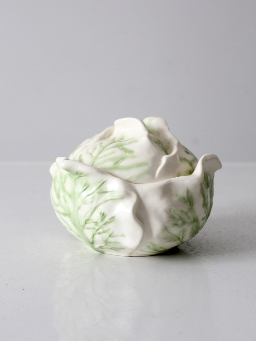 Vintage Holland Mold Cabbage Bowl with Lid Rare White Glaze: Vintage Holland Mold Cabbage Bowl with Lid Rare White Glaze This vintage Holland Mold cabbage bowl with lid, dating back to the 1970s, features a unique design resembling a cabbage. The dish showcases