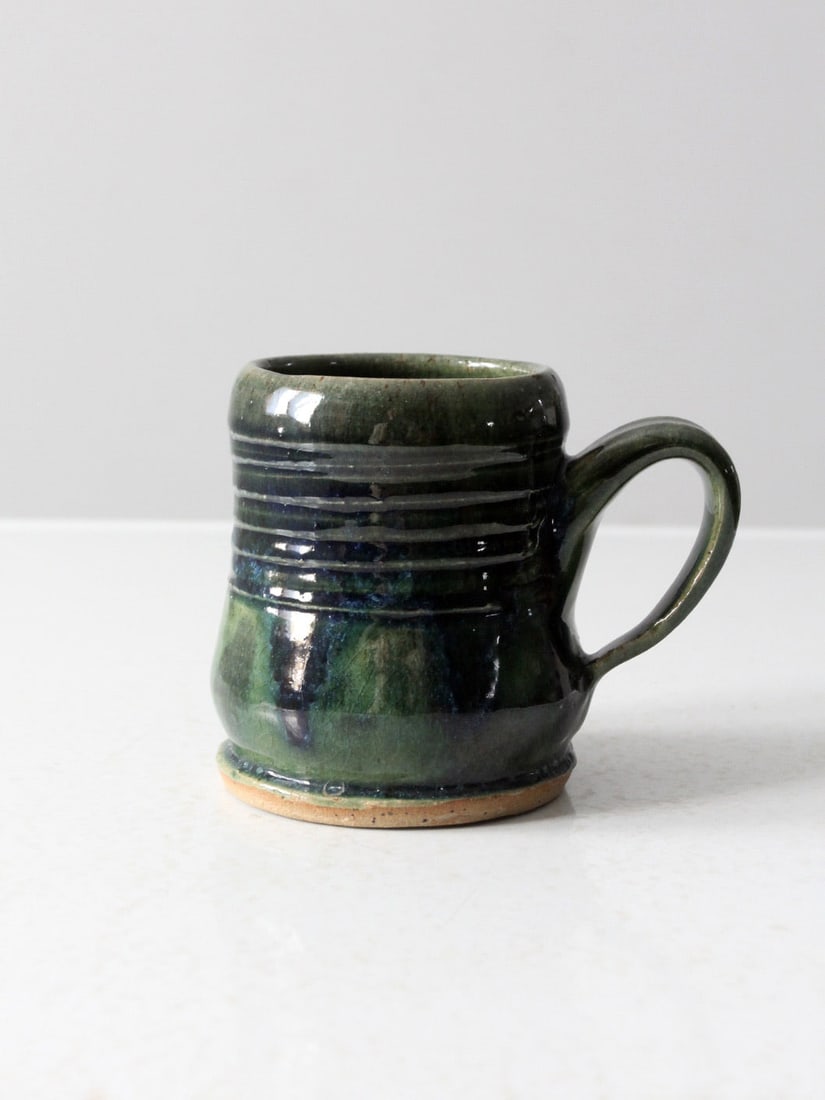 Handcrafted Vintage Studio Pottery Mug with Forest Green Glaze: Handcrafted Vintage Studio Pottery Mug with Forest Green Glaze Discover this exquisite vintage studio pottery mug, handcrafted with care and signed by the artist. It features a stunning rich forest gr