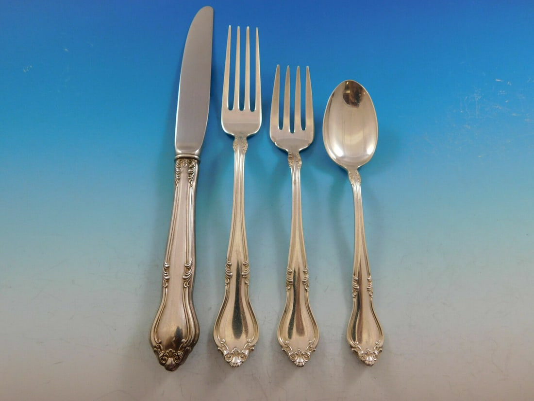 Lunt Georgian Manor Sterling Silver 4-Piece Place Setting: Lunt Georgian Manor Sterling Silver 4-Piece Place Setting This exquisite 4-piece place setting features the elegant Georgian Manor pattern by Lunt, crafted from high-quality sterling silver. The set i