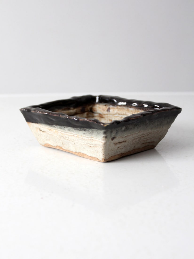 Handmade Vintage Studio Pottery Bowl with Brown and Cream Glaze: Handmade Vintage Studio Pottery Bowl with Brown and Cream Glaze Discover a beautiful vintage studio pottery bowl, expertly handcrafted with a unique slab pottery technique. This charming dish showcase