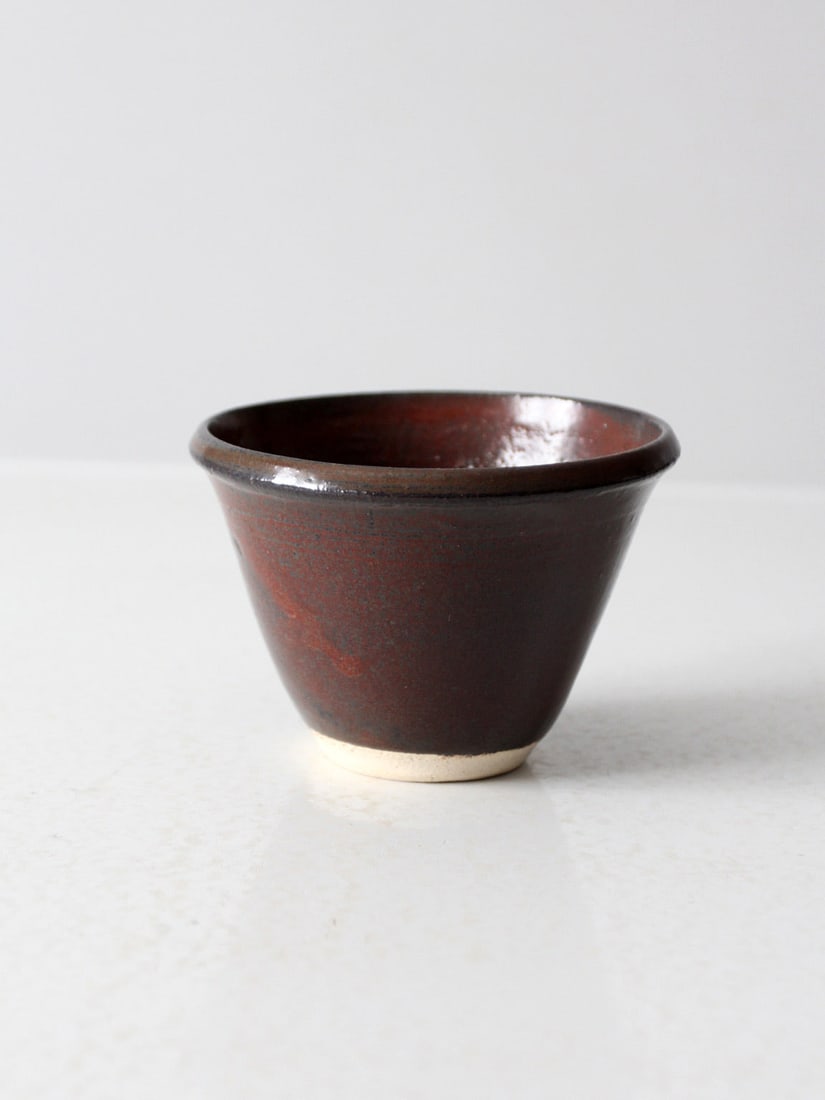 Unique Vintage Handmade Studio Pottery Bowl with Brown Glaze: Unique Vintage Handmade Studio Pottery Bowl with Brown Glaze This vintage handmade studio pottery bowl features a captivating, reactive brown glaze with subtle metallic sheen, creating an organic form