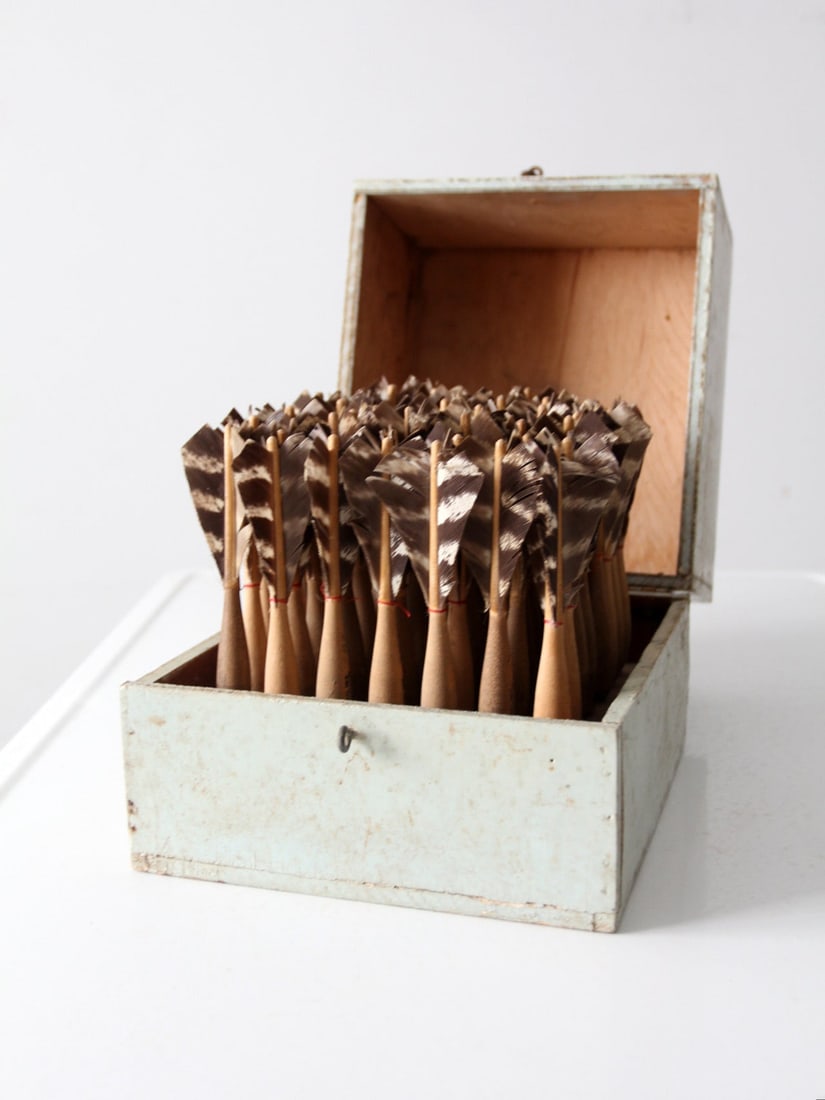 Vintage Apex No 2 Dart Set of 48 in Wooden Box: Vintage Apex No 2 Dart Set of 48 in Wooden Box Explore this exquisite mid 20th century Vintage Apex No 2 Dart Set, featuring 48 official darts elegantly stored in a custom-fitted painted wooden box. E