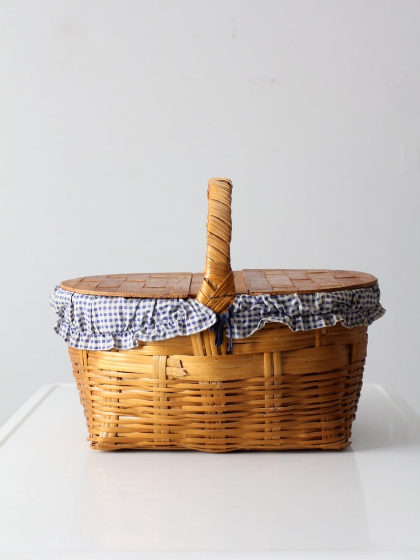 Charming Vintage Wicker Picnic Basket with Gingham Lining: Charming Vintage Wicker Picnic Basket with Gingham Lining This vintage wicker picnic basket is perfect for outdoor gatherings. It features a charming blue and white gingham fabric lining that is remov