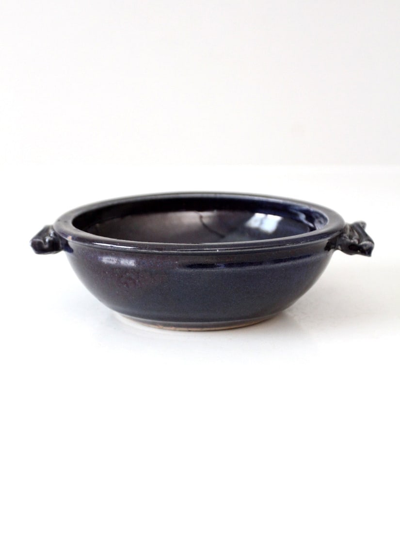 Handmade Vintage Studio Pottery Bowl with Deep Blue Glaze: Handmade Vintage Studio Pottery Bowl with Deep Blue Glaze This vintage studio pottery bowl features a unique handmade design, showcasing a stunning variegated deep blue glaze that beautifully flows ac