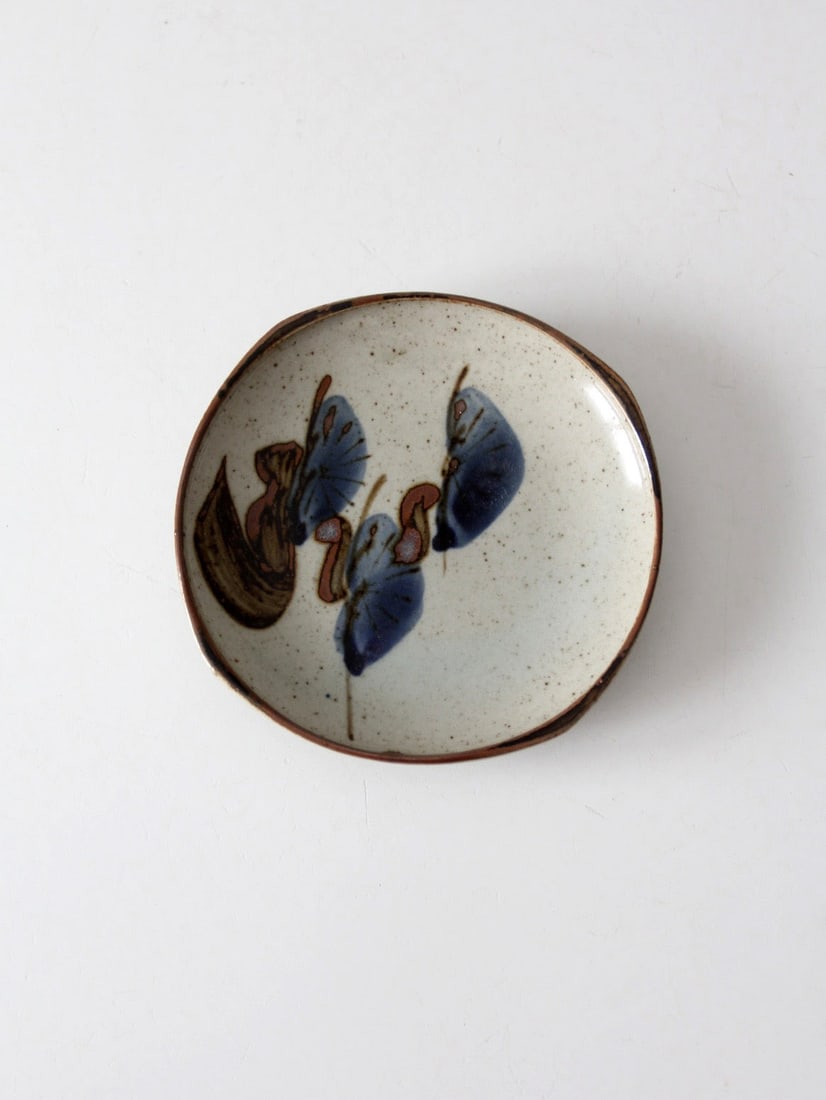 1970s Vintage Japanese Stoneware Dish with Floral Design: 1970s Vintage Japanese Stoneware Dish with Floral Design Discover this charming vintage Japanese stoneware dish from the 1970s, showcasing a beautifully speckled glaze complemented by an intricate han