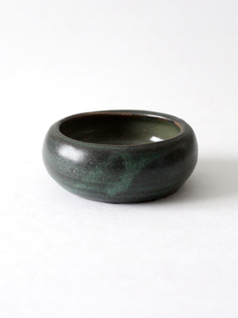 Handmade Vintage Studio Pottery Bowl Green Black Glaze: Handmade Vintage Studio Pottery Bowl Green Black Glaze This vintage studio pottery bowl adds a touch of rustic charm to any setting. Handcrafted from ceramic, it showcases a distinctive green and blac