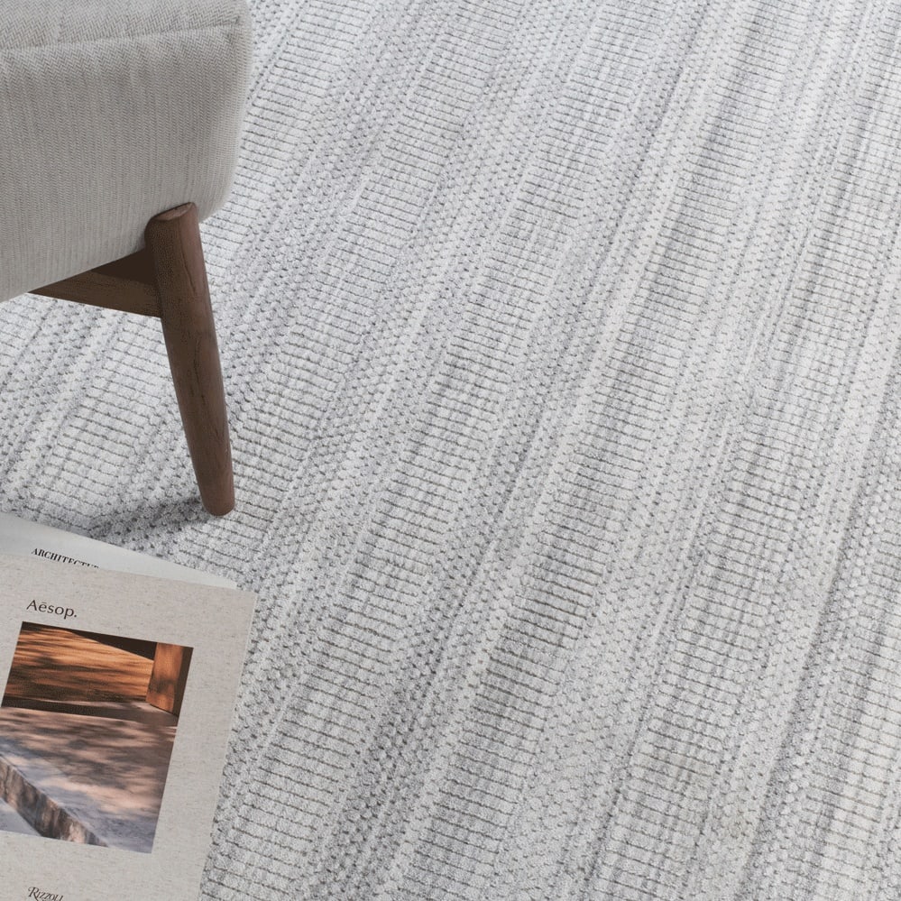 Alder Tweed Oliver Wool Blend Rug 10x14 Hand-Loomed Viscose: Alder Tweed Oliver Wool Blend Rug 10x14 Hand-Loomed Viscose Enhance your living space with the Luxurious Oliver Wool Blend Rug, expertly crafted from hand-loomed super viscose wool. This transitional