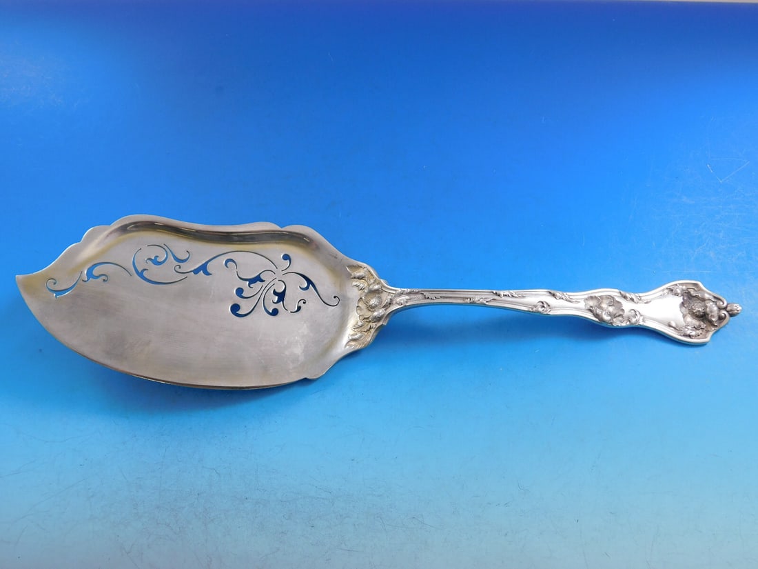 Reed & Barton Intaglio Sterling Silver Fish Server 11.5 Art Nouveau: Reed & Barton Intaglio Sterling Silver Fish Server 11.5 Art Nouveau This exquisite fish server from Reed and Barton features an elegant Art Nouveau design in the Intaglio pattern. Crafted from high-qu