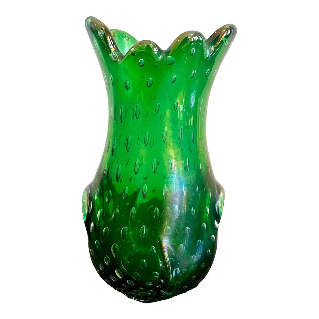 Vintage Boho Green Art Glass Vase with Scalloped Rim: Vintage Boho Green Art Glass Vase with Scalloped Rim This striking vintage Boho art glass vase showcases a vivid green hue, celebrating both color and form. The vase features a scalloped rim that rese