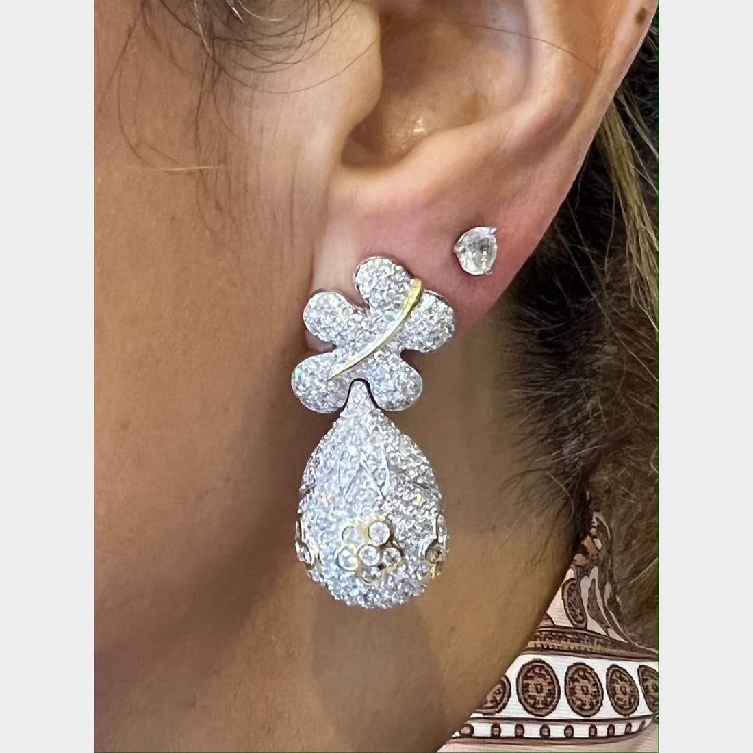 Elegant 18K White Yellow Gold Diamond Drop Earrings 7.00 Ct: Elegant 18K White Yellow Gold Diamond Drop Earrings 7.00 Ct These stunning 18K white and yellow gold diamond drop earrings are the perfect blend of elegance and luxury. Weighing 26.8 grams, they are a