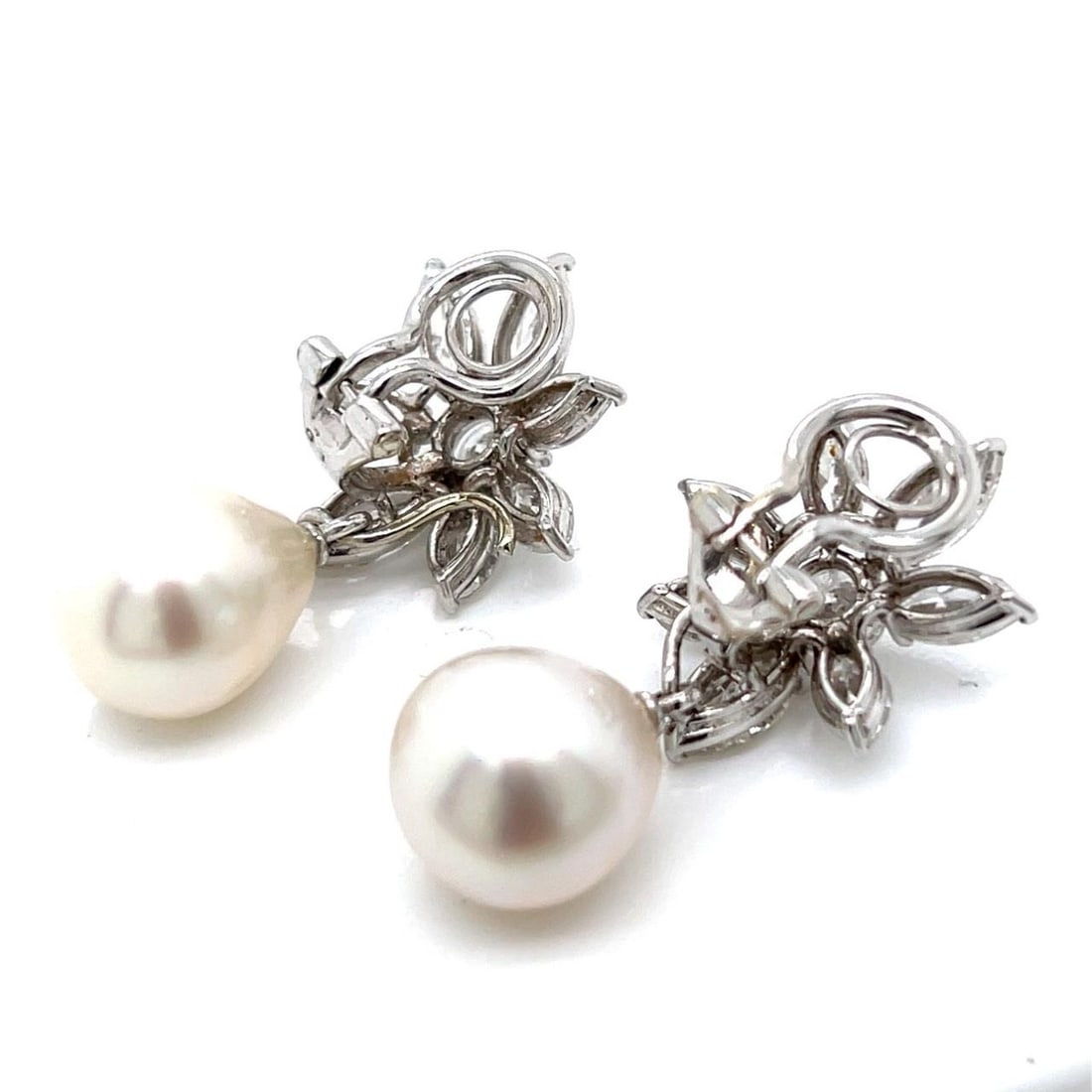 SSEF Certified South Sea Pearl Diamond Earrings in Platinum 18K White Gold: SSEF Certified South Sea Pearl Diamond Earrings in Platinum 18K White Gold Elevate your elegance with these exquisite Platinum and 18K White Gold earrings, featuring two SSEF Certified South Sea Pearl