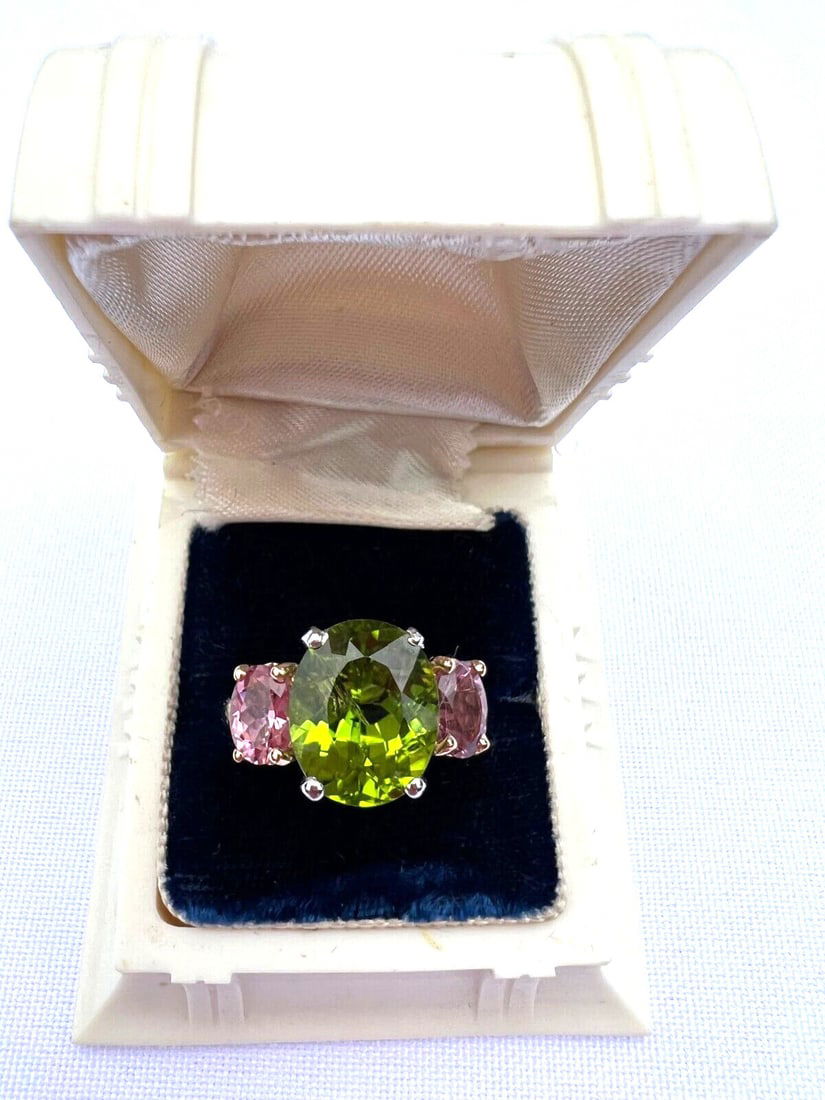 Oscar Heyman Platinum 18K Yellow Gold Peridot Pink Sapphire Ring 6.5: Oscar Heyman Platinum 18K Yellow Gold Peridot Pink Sapphire Ring 6.5 This exquisite Oscar Heyman ring showcases a stunning combination of platinum and 18K yellow gold. Designed in a size 6.5, the ring