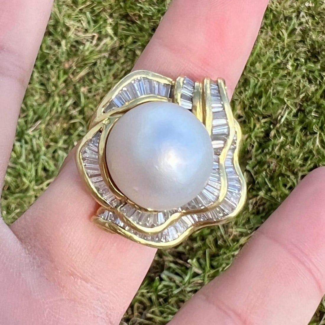 18K Yellow Gold South Sea Pearl Diamond Ring 3.00 Ct VVS-VS: 18K Yellow Gold South Sea Pearl Diamond Ring 3.00 Ct VVS-VS This exquisite ring showcases a stunning South Sea pearl, measuring 15.35 x 19.60mm, set in luxurious 18K yellow gold. Surrounding the pearl