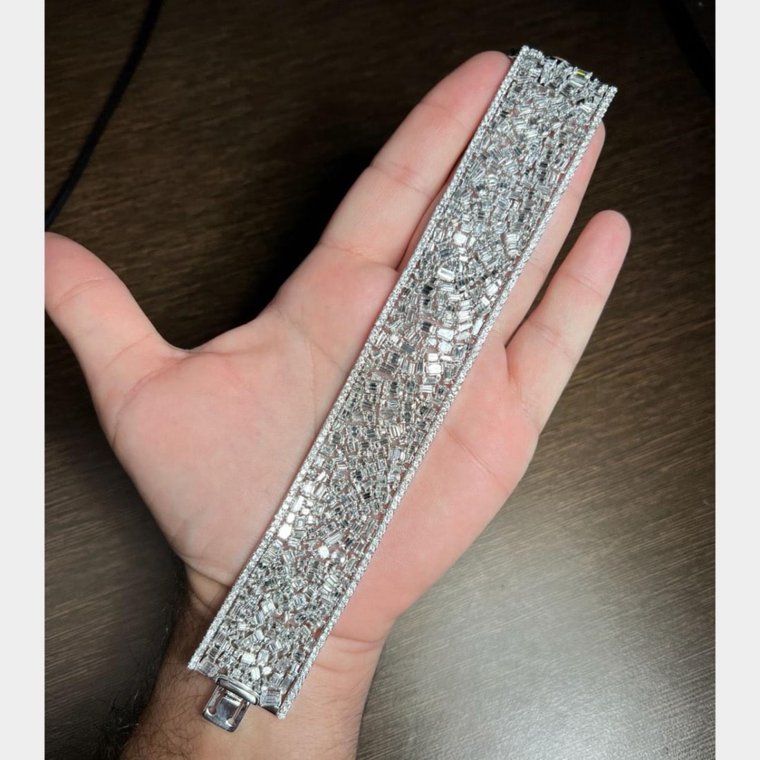 Platinum Diamond Bracelet 44.00 Ct 410 Diamonds E-G Color VVS1-SI1: Platinum Diamond Bracelet 44.00 Ct 410 Diamonds E-G Color VVS1-SI1 This exquisite platinum diamond bracelet features a stunning total weight of approximately 44.00 carats, set with 410 diamonds in E-G