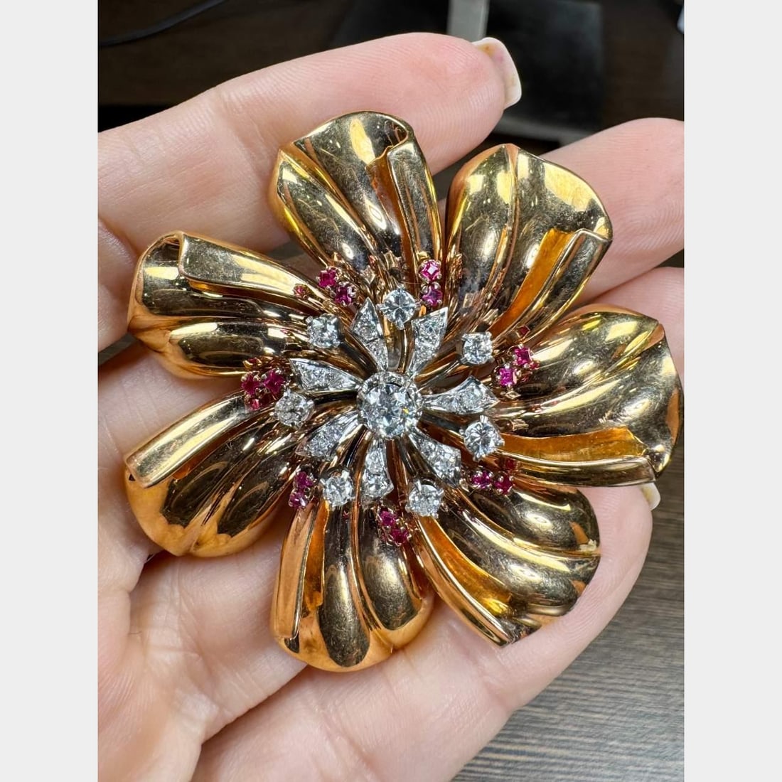 ROSSSELLO Retro 18K Rose Gold Ruby Diamond Floral Brooch: ROSSSELLO Retro 18K Rose Gold Ruby Diamond Floral Brooch This exquisite ROSSELLO Retro brooch is crafted from 18K rose gold and features a stunning floral design adorned with 22 diamonds and 14 rubies