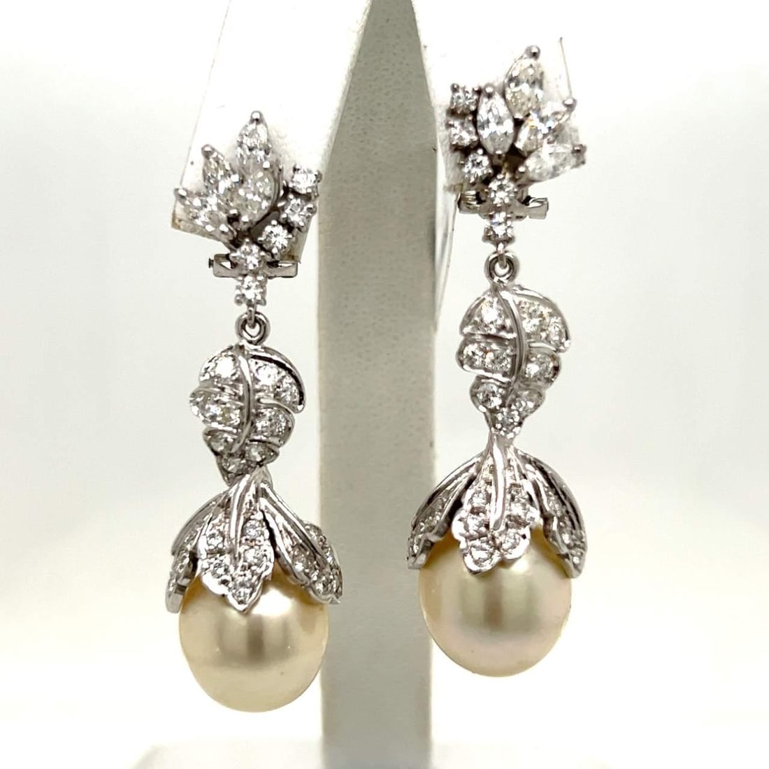 Elegant Platinum 18K Gold South Sea Pearl Diamond Earrings 2.80 Ct: Elegant Platinum 18K Gold South Sea Pearl Diamond Earrings 2.80 Ct These exquisite earrings feature stunning South Sea pearls complemented by a luxurious combination of platinum and 18K gold. Each ear