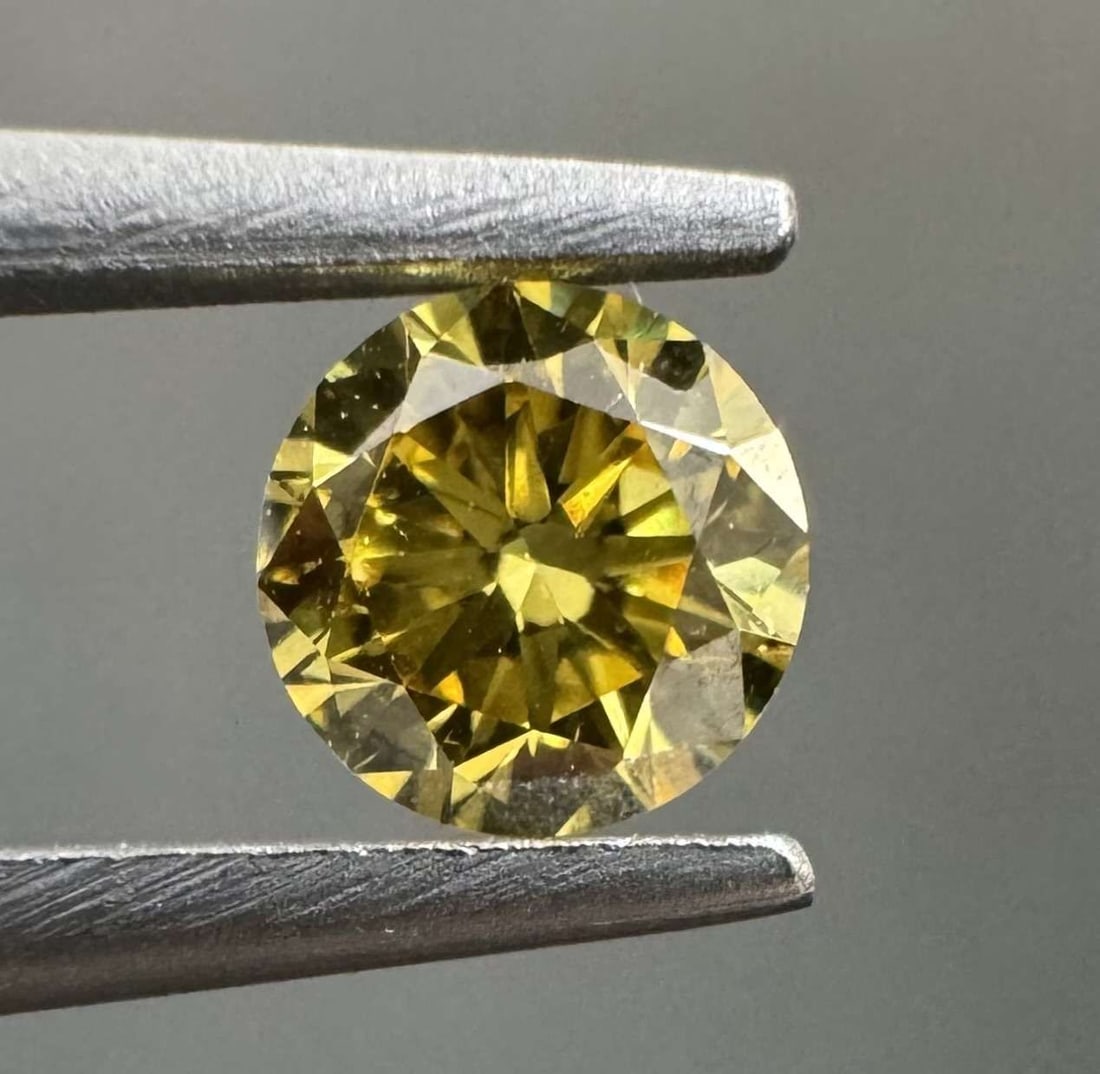 Loose Diamond - ROUND 0.18ct Fancy Vivid Orangey Yellow: Loose Diamond - ROUND 0.18ct Fancy Vivid Orangey Yellow Source: Natural Shape: ROUND Carats: 0.18 Color: Fancy Vivid Orangey Yellow Certification: GIA Video: