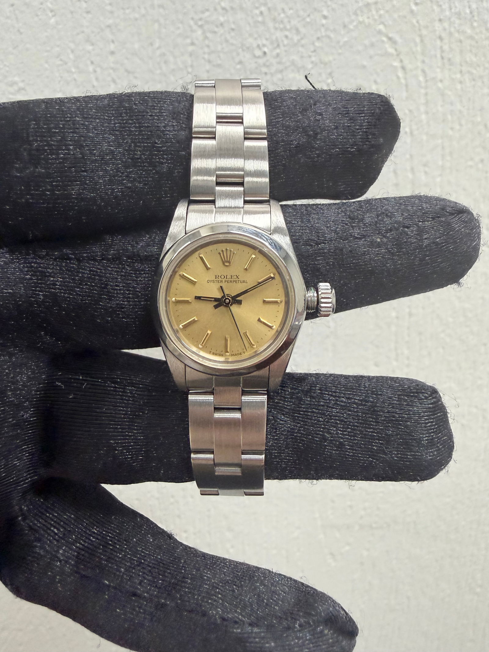 Ladies Rolex Oyster Perpetual Reference 67180 Gray Dial Stainless Watch: Ladies Rolex Oyster Perpetual Reference 67180 Gray Dial Stainless Watch This ladies' Rolex Oyster Perpetual wristwatch features a gray dial and a smooth bezel, paired with the signature Oyster bracele