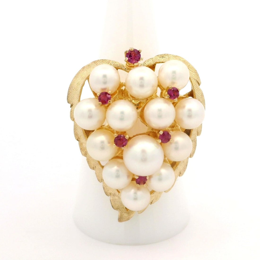 Vintage 14K Yellow Gold Pearl Cluster Leaf Cocktail Ring: Vintage 14K Yellow Gold Pearl Cluster Leaf Cocktail Ring This vintage cocktail ring showcases a stunning cluster of genuine cultured pearls, beautifully set in textured 14k yellow gold. The ring featu