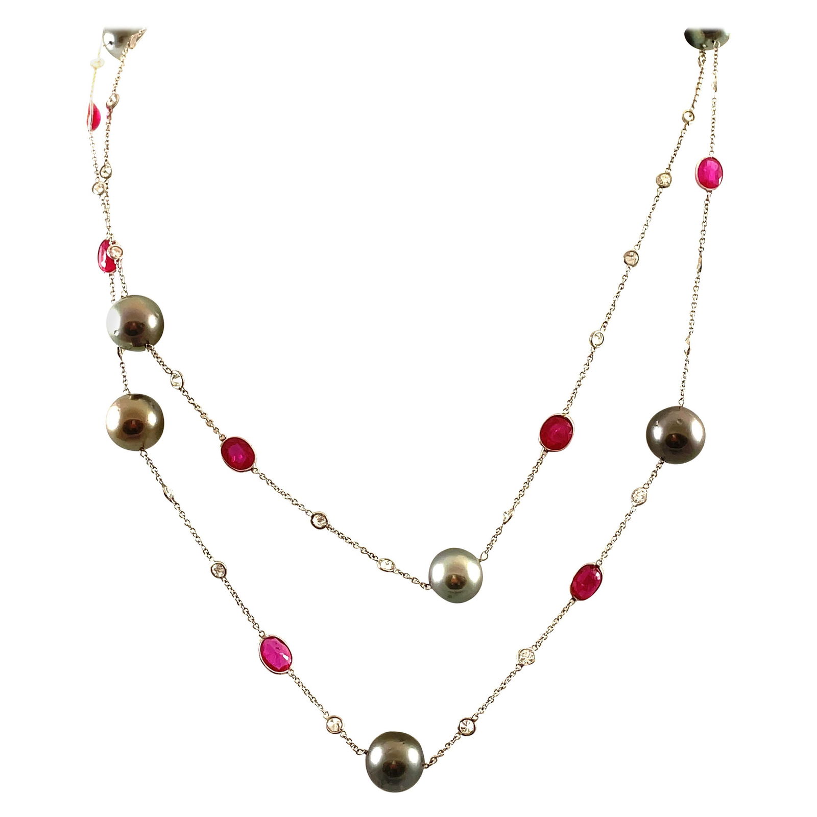 15.98ct Ruby Diamond Tahitian Pearl Necklace 18k White Gold: 15.98ct Ruby Diamond Tahitian Pearl Necklace 18k White Gold This stunning piece features a luxurious combination of 15.98 carats of rubies, diamonds, and Tahitian pearls, elegantly set in 18k white go