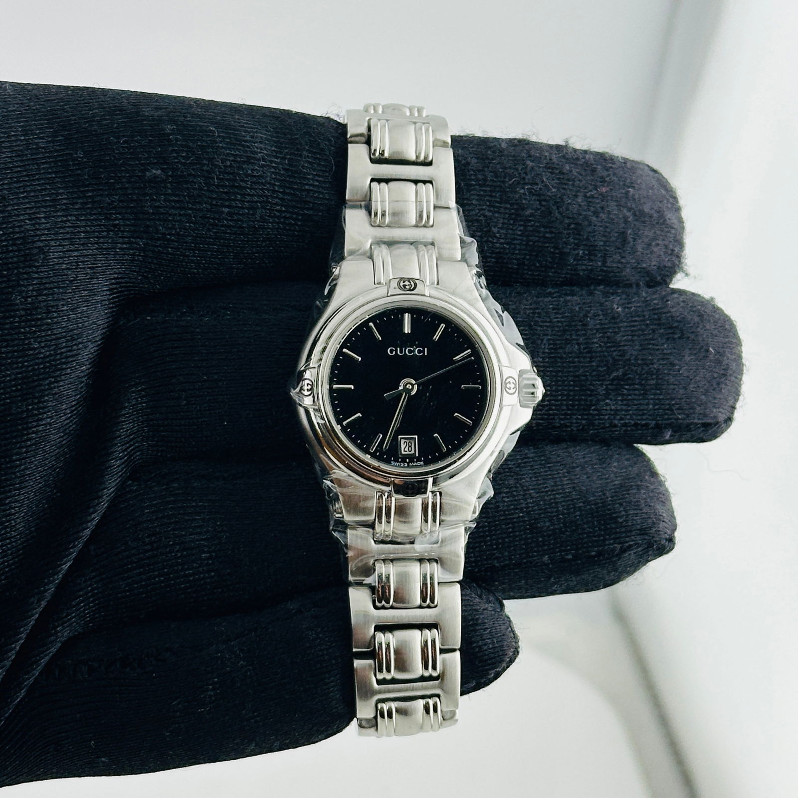 Gucci 9040L Stainless Steel Black Dial 26mm Watch: Gucci 9040L Stainless Steel Black Dial 26mm Watch This is a Gucci watch featuring a black dial and reference 9040L. The watch is crafted from stainless steel and has a case size of 26mm. It is in very