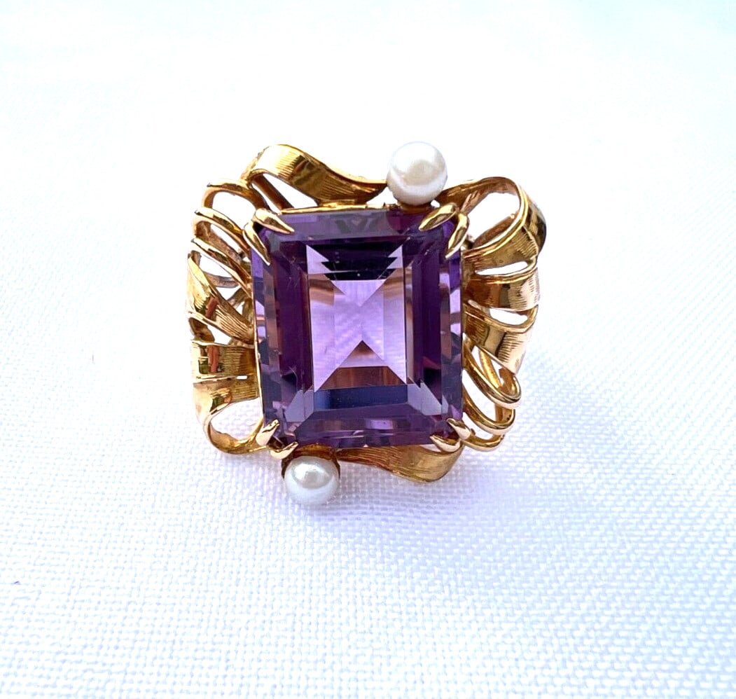 Stunning 18K Yellow Gold Amethyst Cultured Pearl Ring Size 8.75: Stunning 18K Yellow Gold Amethyst Cultured Pearl Ring Size 8.75 This stunning 18K yellow gold ring is a true statement piece, featuring a beautiful combination of Amethyst and cultured pearls. The rin