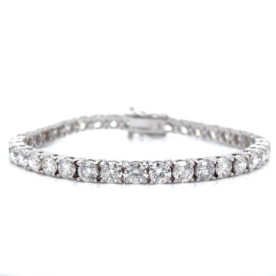 14K White Gold 13.74 Ct Diamond Tennis Bracelet 37 Diamonds: 14K White Gold 13.74 Ct Diamond Tennis Bracelet 37 Diamonds This stunning 14K White Gold Tennis Bracelet showcases a total of 37 sparkling diamonds, weighing an impressive 13.74 carats. The diamonds a
