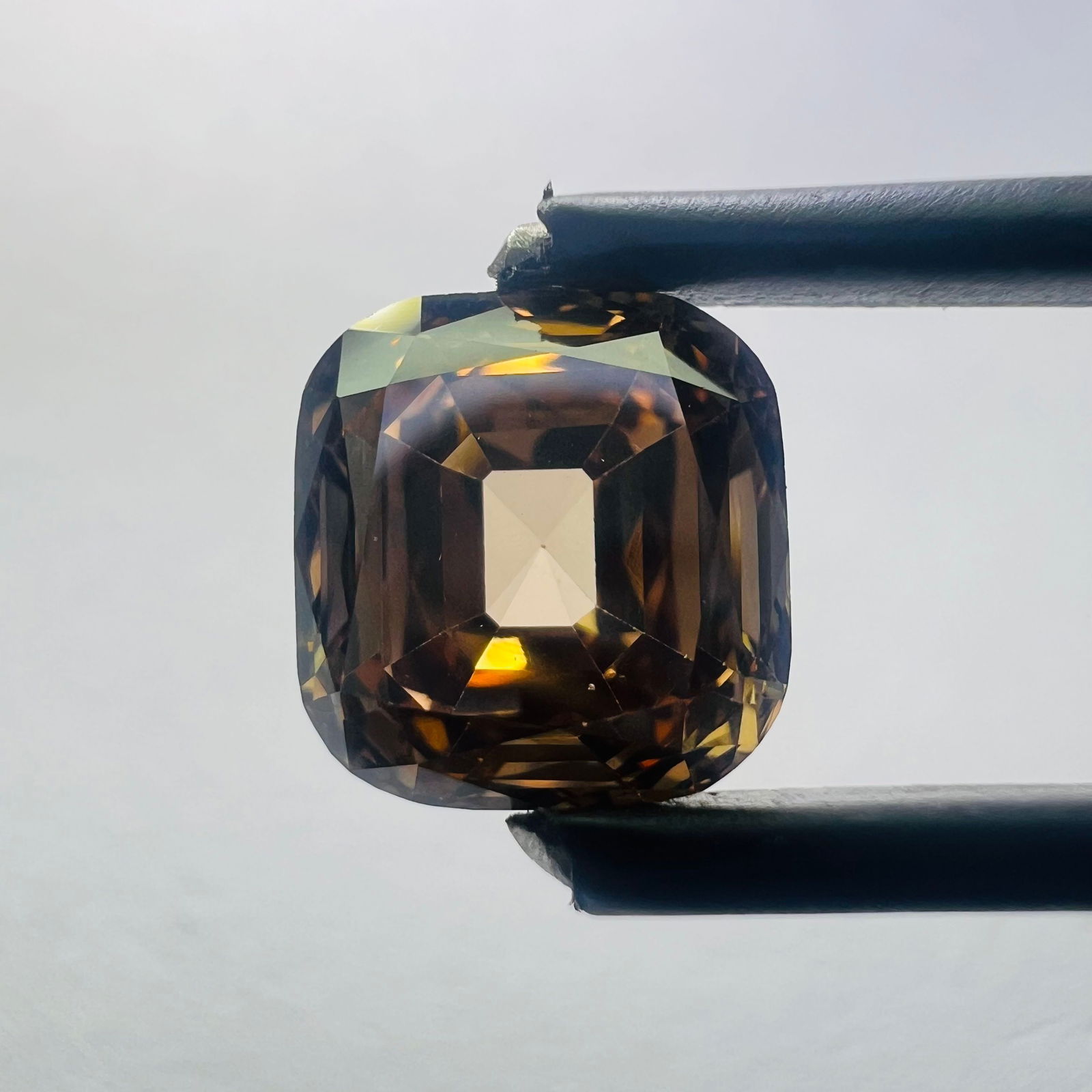 Loose Diamond - SQUARE 2.11ct Fancy Brown VS1: Loose Diamond - SQUARE 2.11ct Fancy Brown VS1 Source: This is a real non-mined Diamond that has been grown in a lab Shape: SQUARE Carats: 2.11 Color: Fancy Brown Certification: NONE PLEASE NOTE: Frame
