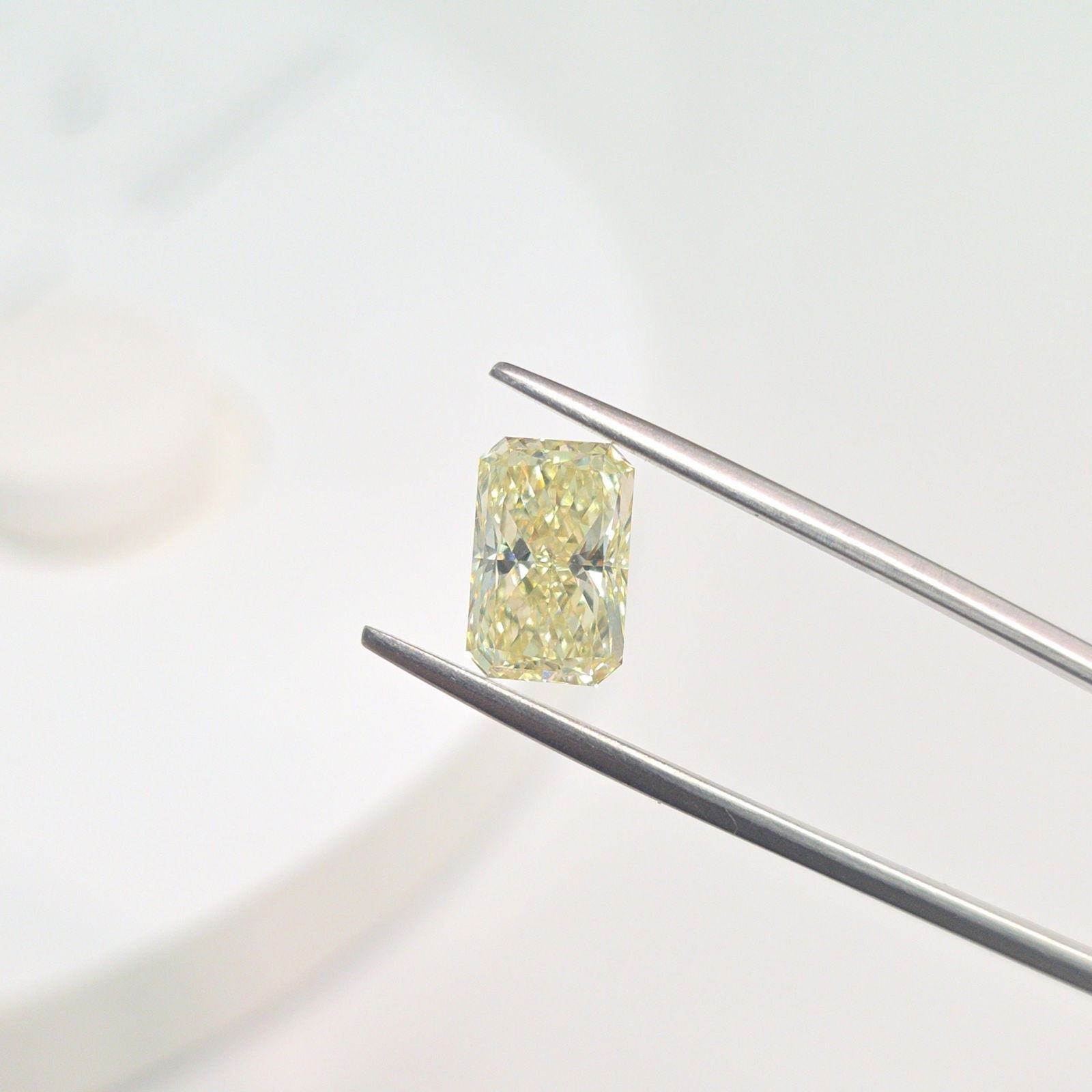 Loose Diamond - RADIANT 3.0ct Fancy Light Yellow VS1: Loose Diamond - RADIANT 3.0ct Fancy Light Yellow VS1 Source: This is a real non-mined Diamond that has been grown in a lab Shape: RADIANT Carats: 3.0 Color: Fancy Light Yellow Certification: IGI Video