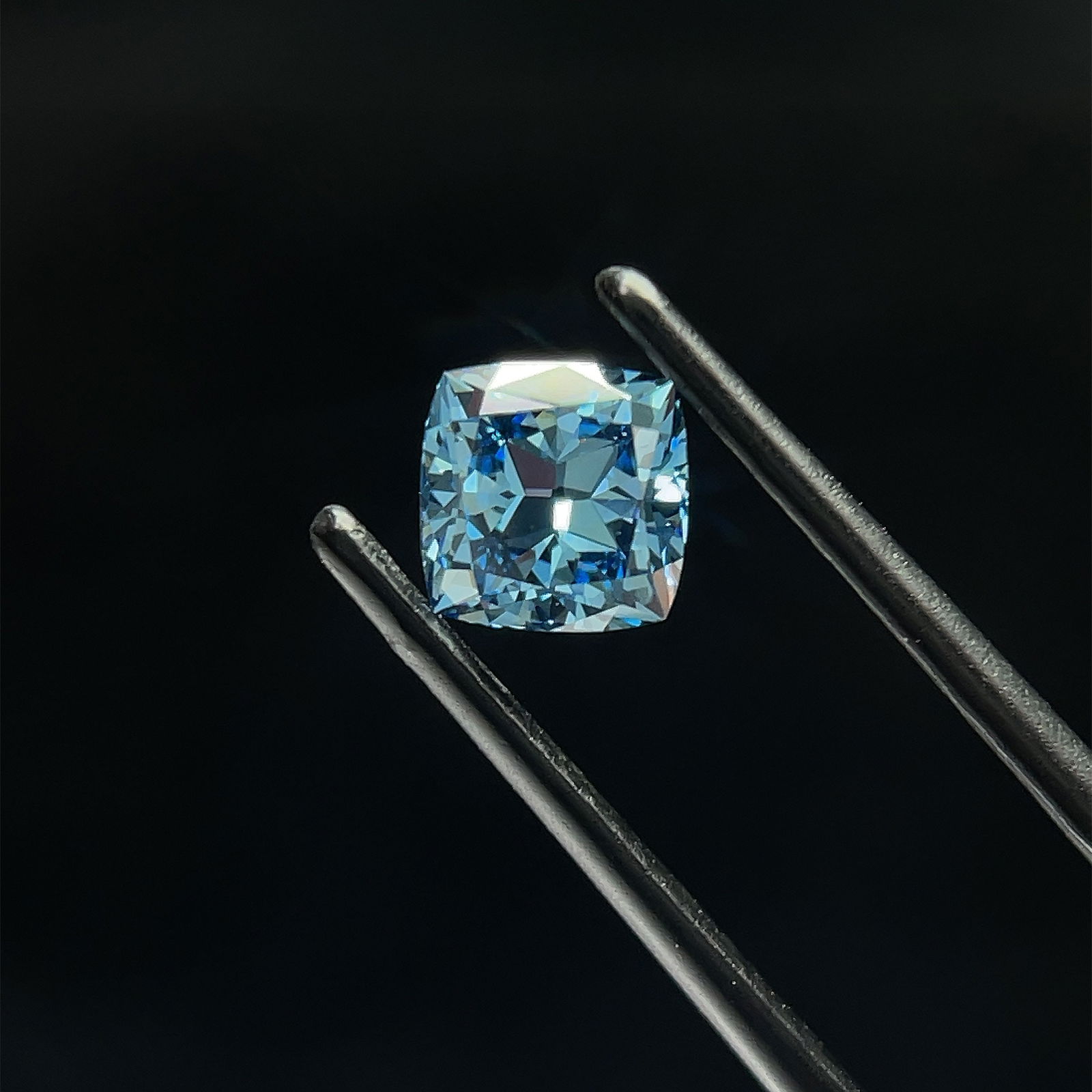 Loose Diamond - CUSHION BRILLIANT 1.03ct Blue VS1: Loose Diamond - CUSHION BRILLIANT 1.03ct Blue VS1 Source: This is a real non-mined Diamond that has been grown in a lab Shape: CUSHION BRILLIANT Carats: 1.03 Color: Blue Certification: NONE PLEASE NOT