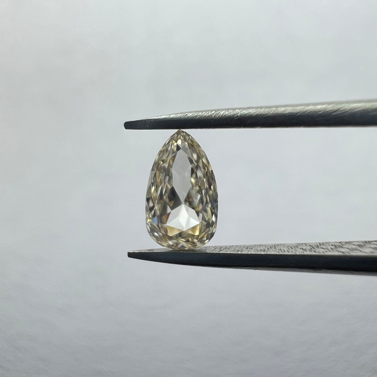 Loose Diamond - OTHER 0.56ct Orange VVS2: Loose Diamond - OTHER 0.56ct Orange VVS2 Source: This is a real non-mined Diamond that has been grown in a lab Shape: OTHER Carats: 0.56 Color: Orange Certification: NONE PLEASE NOTE: Framed, Large, o