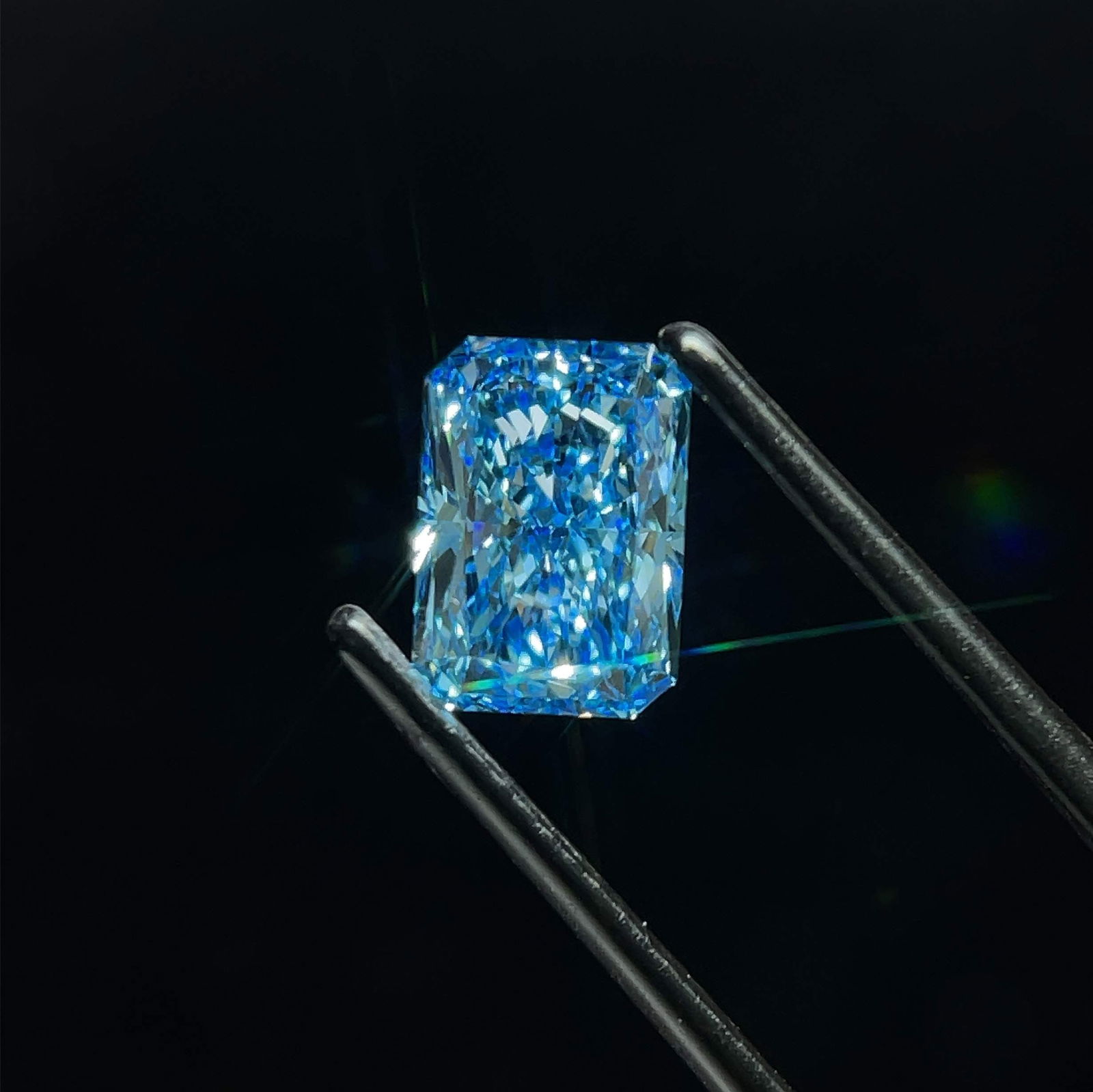 Loose Diamond - RADIANT 1.91ct Fancy Vivid Blue VS1: Loose Diamond - RADIANT 1.91ct Fancy Vivid Blue VS1 Source: This is a real non-mined Diamond that has been grown in a lab Shape: RADIANT Carats: 1.91 Color: Fancy Vivid Blue Certification: IGI Video: